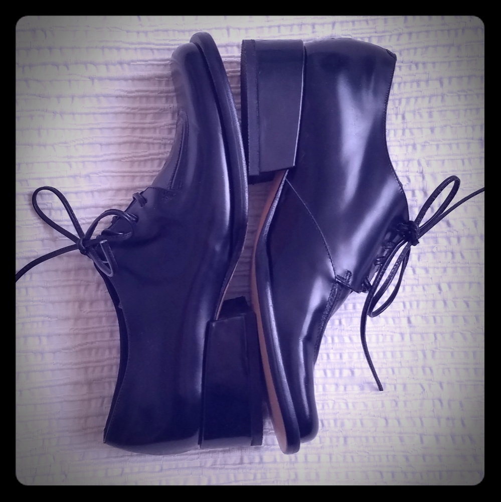 NWOT Charles David Shiny Leather Modern Oxfords